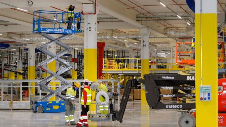 Operarios trabajando en el interior de un centro logístico de Amazon en España