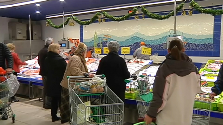 Consumidores comprando en un supermercado