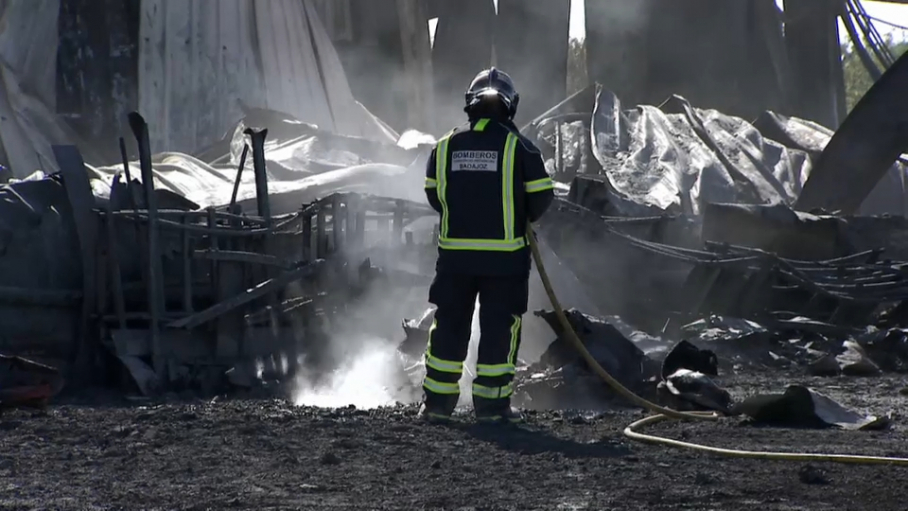 Los bomberos tardaron numerosas horas en dar por extinguidas las llamas