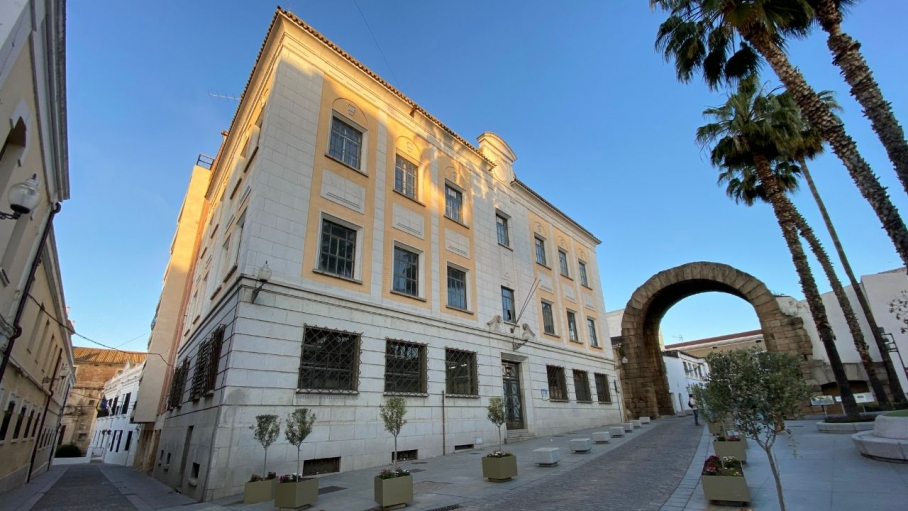 El mítico edificio tiene tres plantas, un sótano y se encuentra junto al Arco de Trajano de Mérida