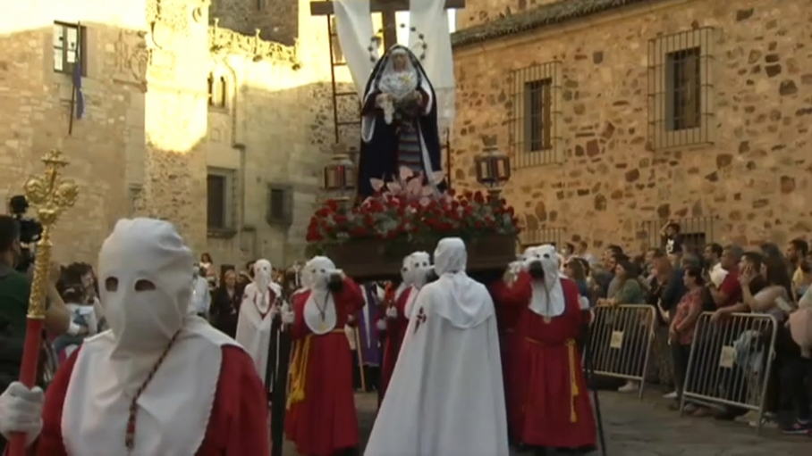 La procesión del Buen Fin, saliendo de la concatedral de Santa María