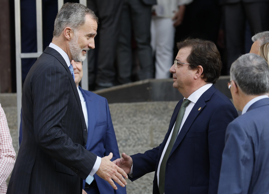 El rey Felipe VI (i) junto al presidente de la Junta de Extremadura, Guillermo Fernández Vara (d), a su salida de la inauguración de la XXVI edición de la exposición de Las Edades del Hombre.