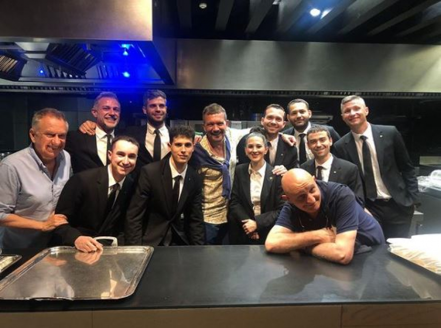 Foto de familia de los dueños de Atrio con Antonio Banderas