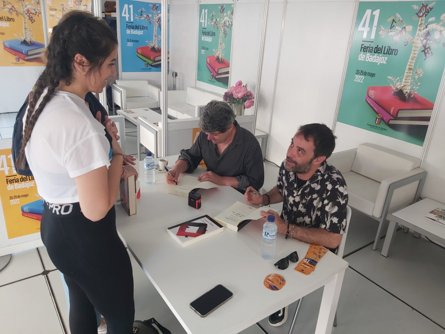 Antonio Mercero y Agustín Martínez, firmando los libros de Carmen Mola en Badajoz