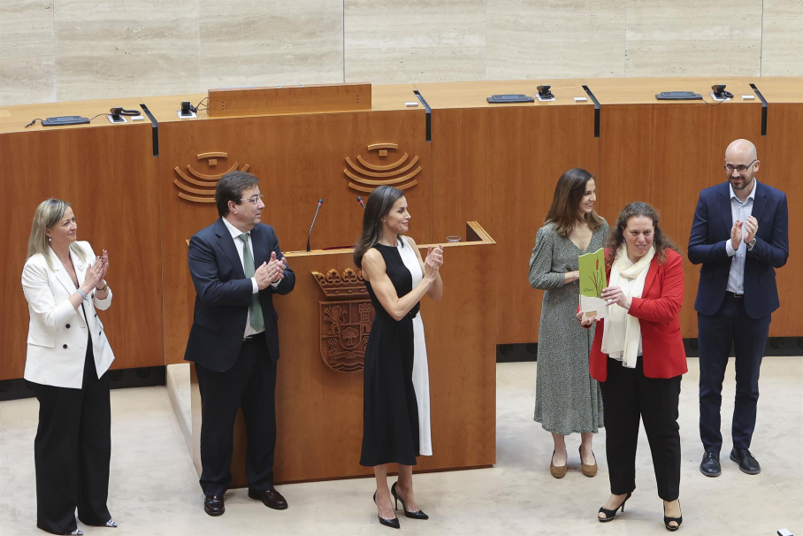 La reina Letizia junto a la alcaldesa de Mérida en funciones, Carmen Yáñez (2d), durante la XXX reunión del Consejo del Real Patronato sobre Discapacidad y la entrega de los Premios Reina Letizia 2021 este miércoles en Mérida.