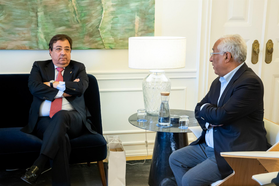 El primer ministro de Portugal, Antonio Costa, y el presidente de la Junta de Extremadura, Guillermo Fernández Vara, durante su reunión este lunes en el Palacio de São Bento, Lisboa.