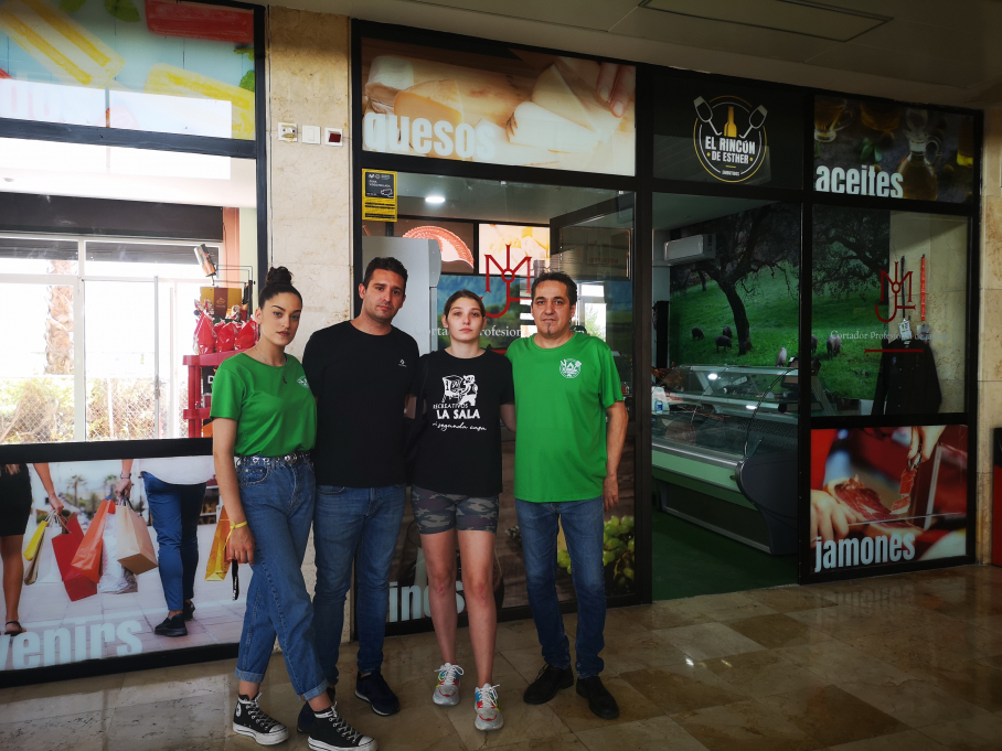 Trabajadores de tres tiendas de la estación de autobuses de Mérida