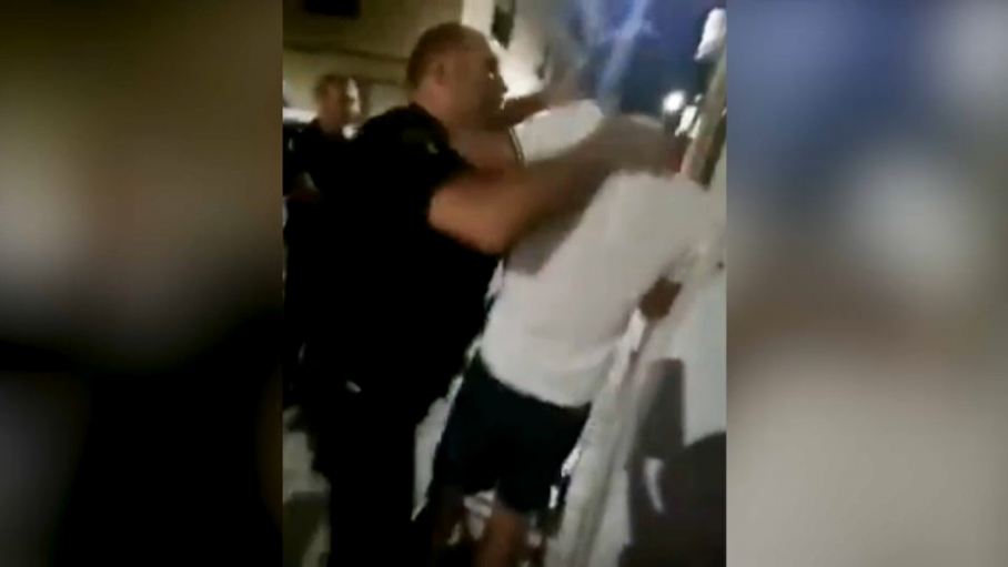 Momento en el que el agente reduce al vecino