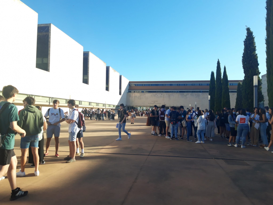 Alumnos esperando en la entrada de la Facultad para realizar los exámenes de la EBAU