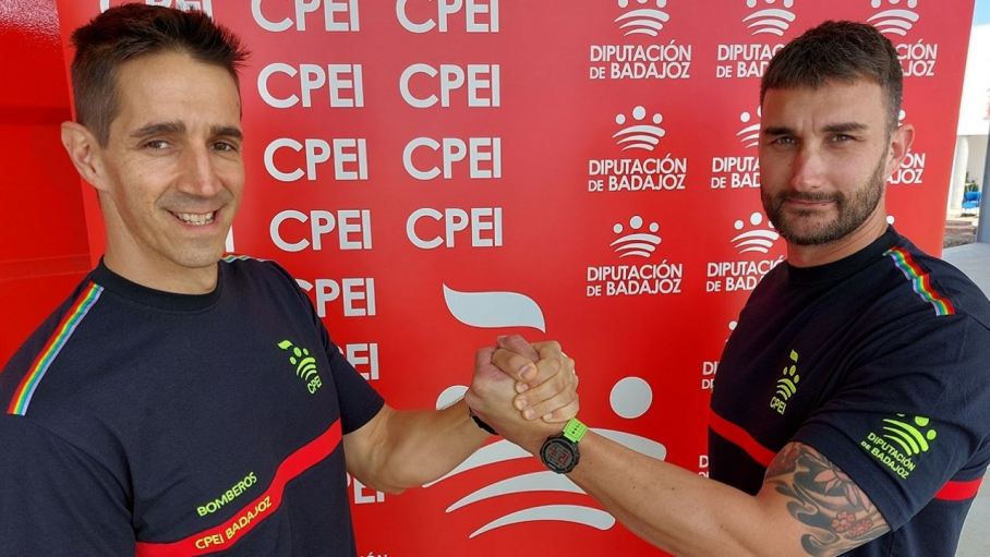Dos bomberos de la Diputación de Badajoz lucen las nuevas camisetas con la bandera arcoíris​​ para visibilizar y apoyar al colectivo LGBTI