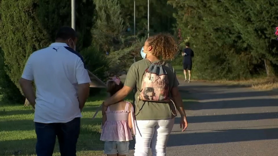 Gente, familia, paseando por el parque