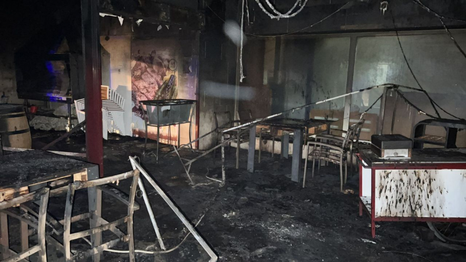 La terraza exterior del restaurante La Isla, calcinada por el fuego