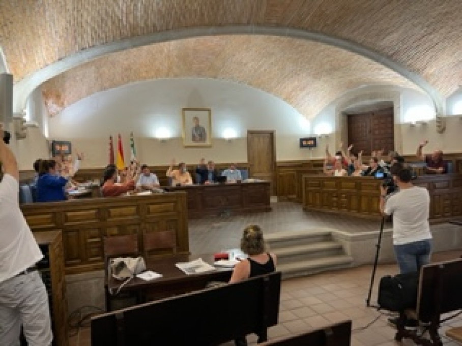 Momento en que se vota la moción sobre el tren en Plasencia.