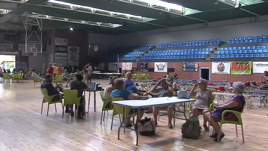 Vecinos de Higuera de Albalat y Romangordo realojados en el polideportivo de Navalmoral de la Mata