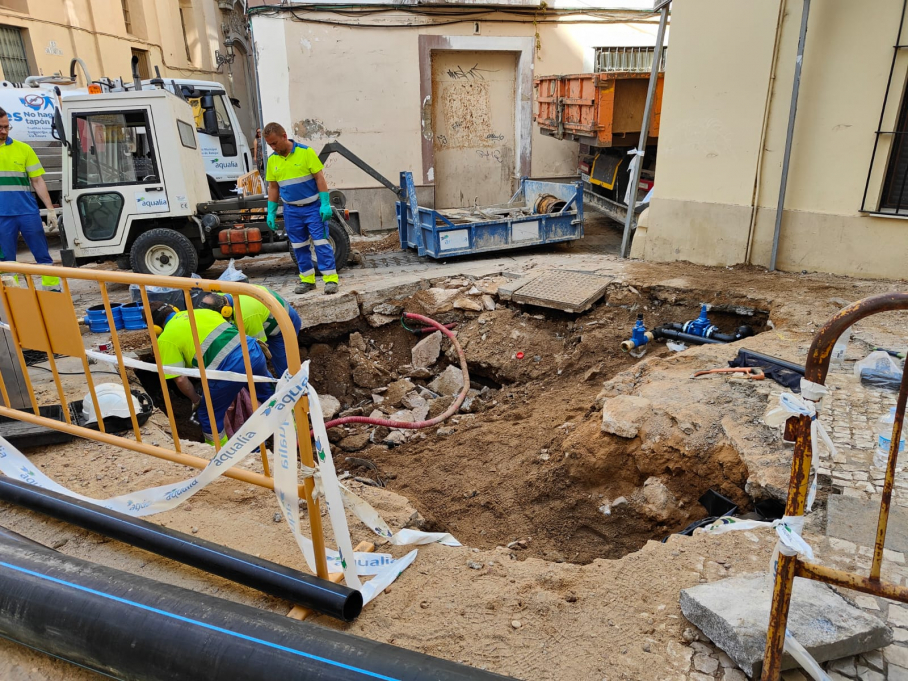Agujero creado tras el paso de un camión cargado con una excavadora