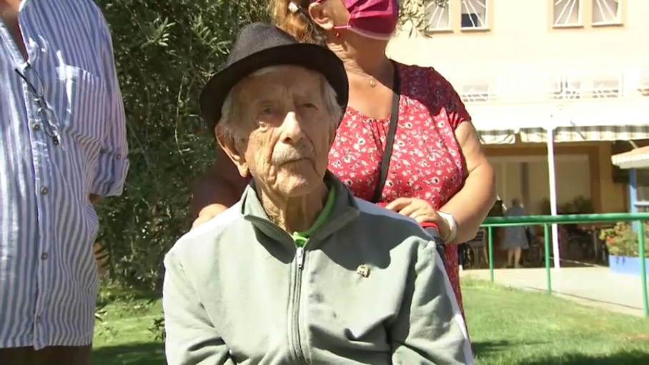 Baldomero, acompañado de su familia en la celebración de su 100 cumpleaños