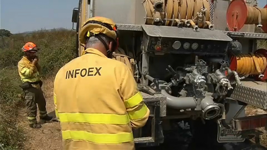 Efectivos del INFOEX trabajando en un incendio