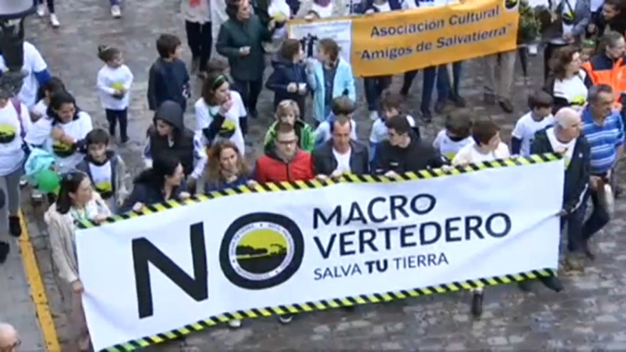 Manifestación contra el vertedero de Salvatierra 