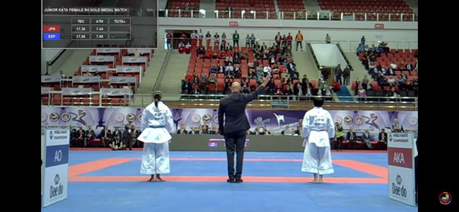 La karateka Paola García Lozano escucha el veredicto que la proclama subcampeona del mundo junior