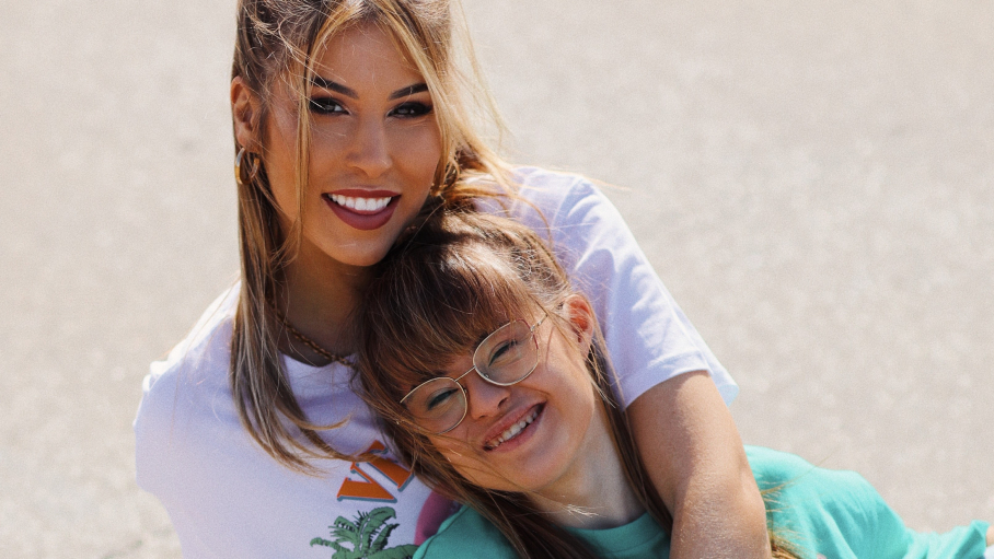 Sara y Paula Cisneros, presentadoras de las campanadas en Canal Extremadura