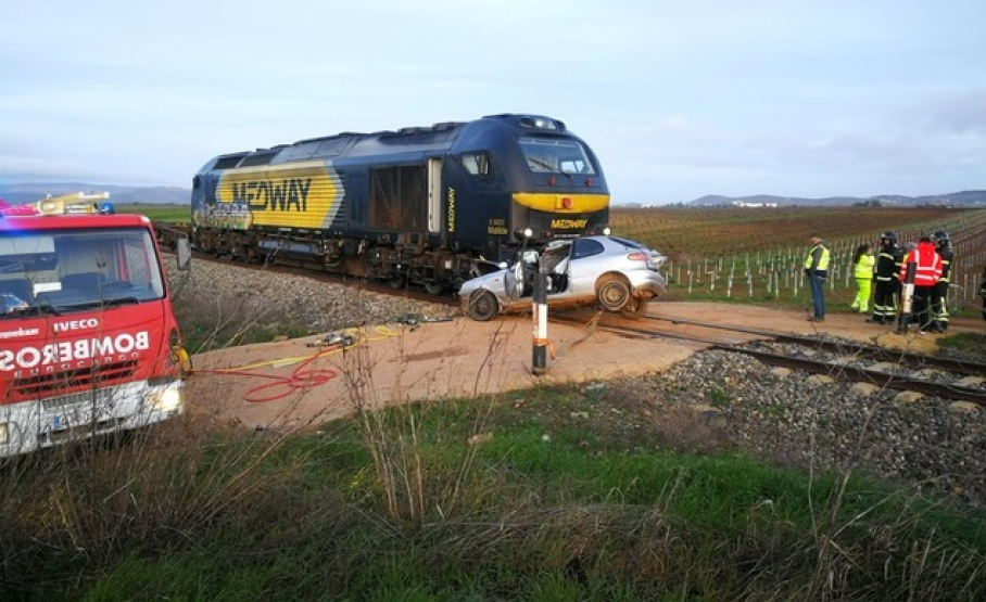 Choque tren de mercancías y un vehículo entre Zafra y Llerena