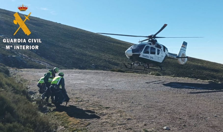 Helicóptero de rescate de montaña en la Sierra de Béjar