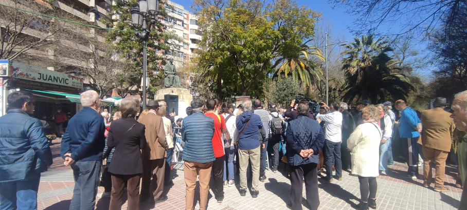 Celebración ante la estatua de Gabriel y Galán