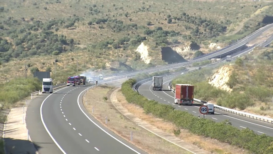 Autovía A-66 cortada por incendio de un camión