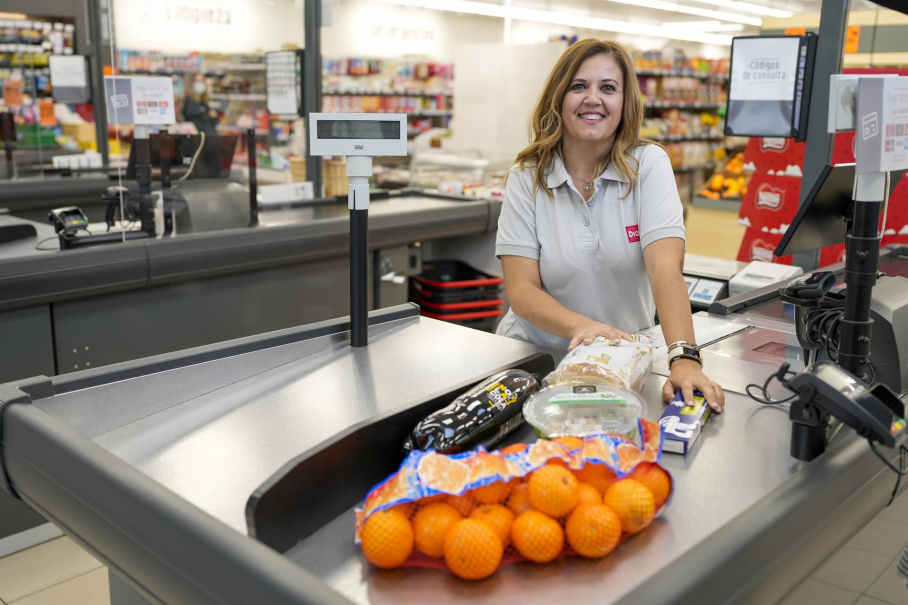 Cajera supermercado Día