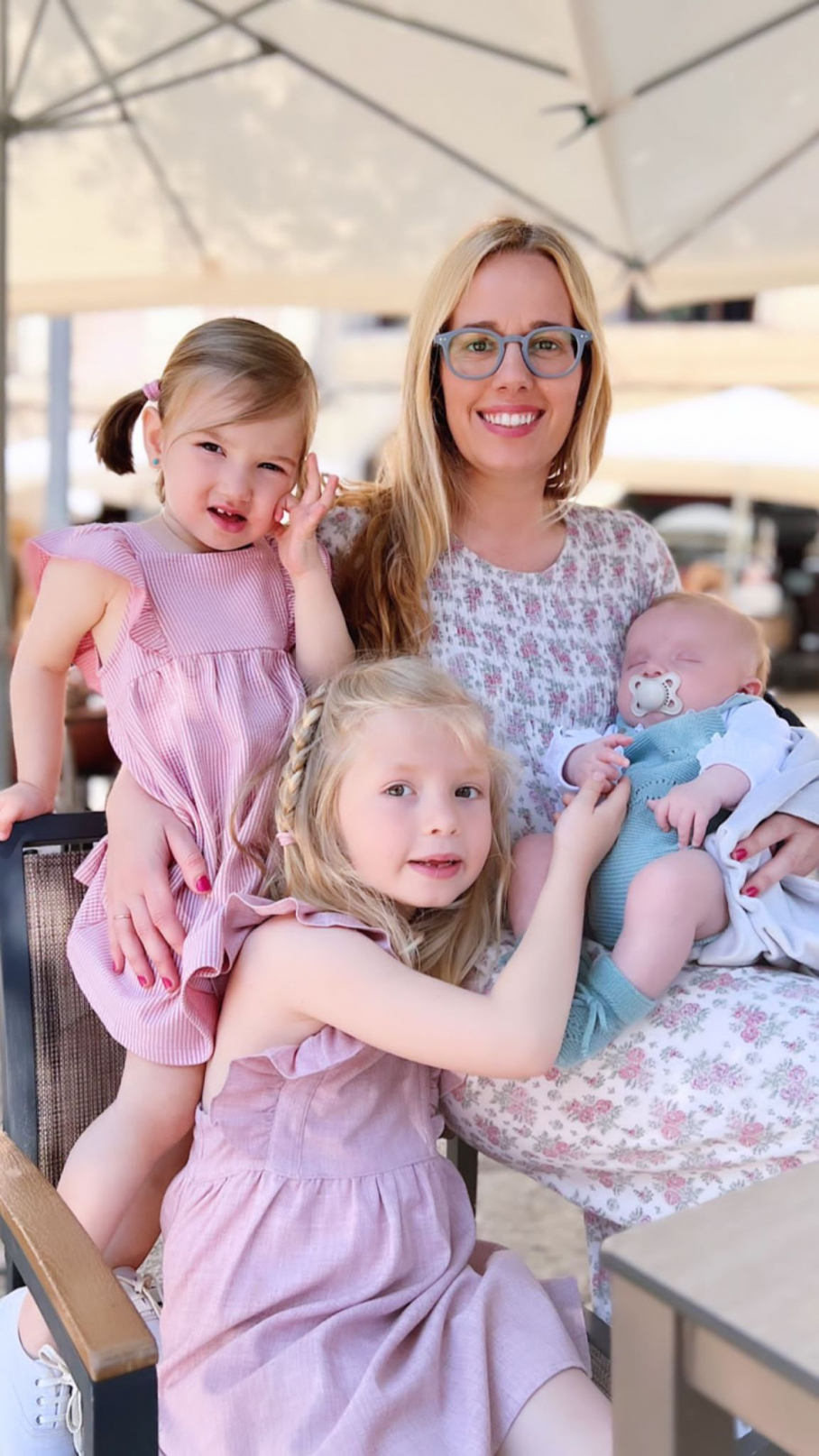 Madre con sus tres hijos
