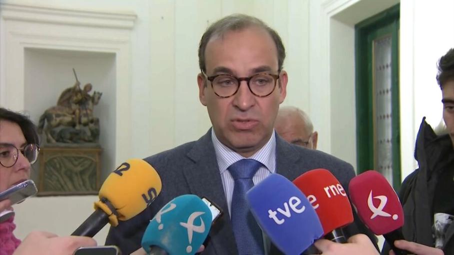 Imagen del alcalde cacereño atendiendo a los medios de comunicacion.