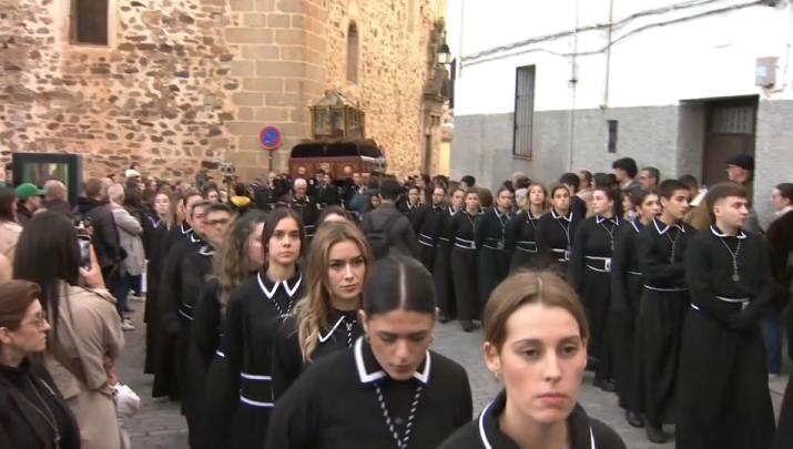 La lluvia ha condicionado los actos procesionales del Viernes Santo