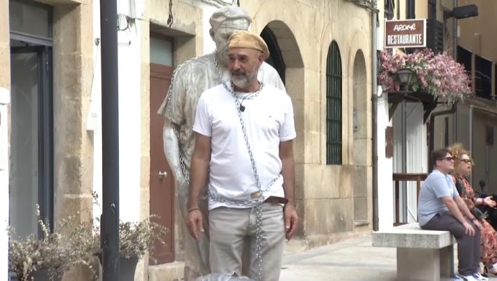 El artista Antonio Morán se encadena a su obra en Plasencia para pedir que no la trasladen