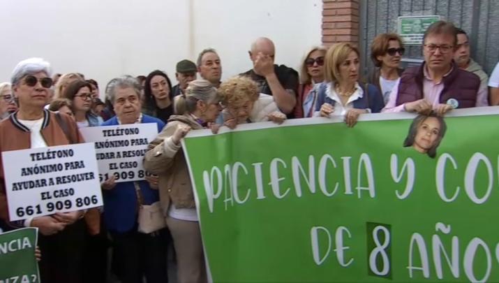 Los vecinos de Hornachos concentran en apoyo a la familia de Francisca Cadenas