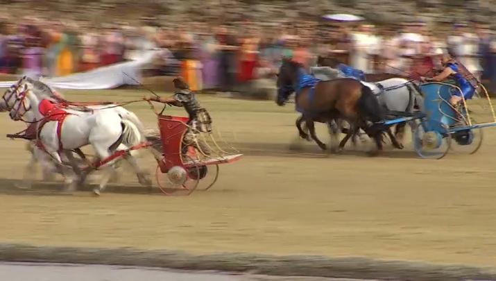 Mérida hace historia con una carrera de cuadrigas como las de hace 2.000 años