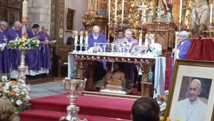 Cientos de sacerdotes, fieles y autoridades asisten a la misa funeral por el Papa Francisco en la capital pacense