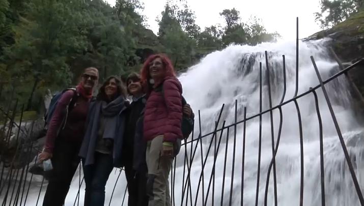 Turistas en la Cascada del Caozo, en Piornal, durante el puente mayo