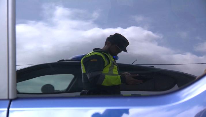 Detenido un conductor a la altura de Acedera que dio positivo en drogas y transportaba un kilo de metanfetamina
