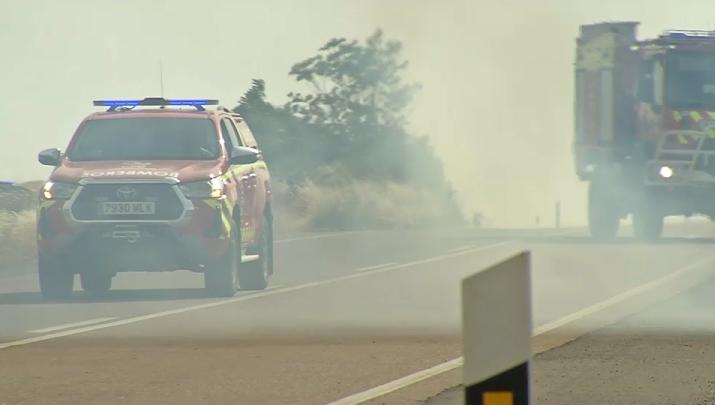 El humo de un incendio en Mérida dificulta la visibilidad en la N-V 
