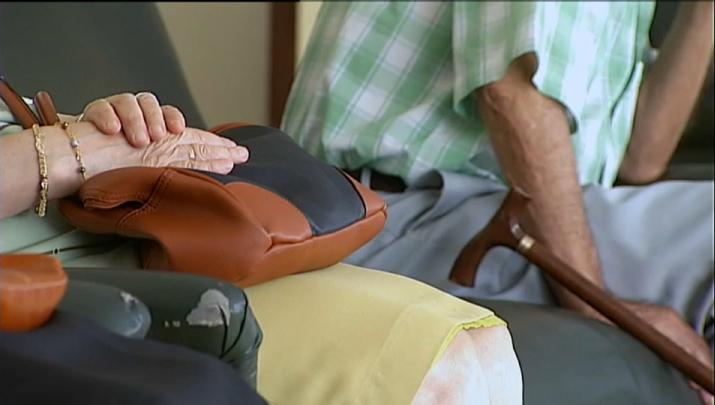 Las esposas, madres e hijas son las principales cuidadoras de personas dependientes, según un estudio