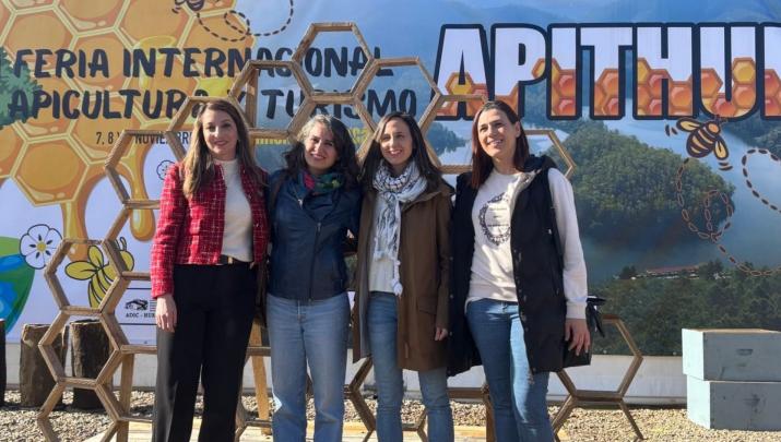 Ione Belarra, secretaria general de Podemos, visita la Feria de Apicultura y Turismo de Las Hurdes junto a Irene de Miguel, de Unidas por Extremadura.