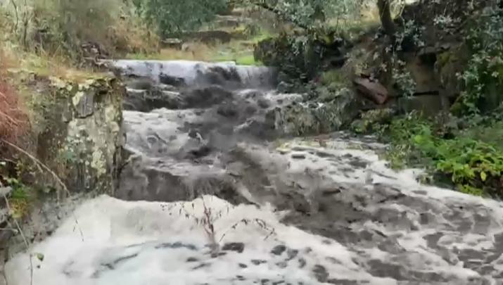 Aguas turbias por el arrastre de cenizas tras los grandes incendios - Imagen de archivo.