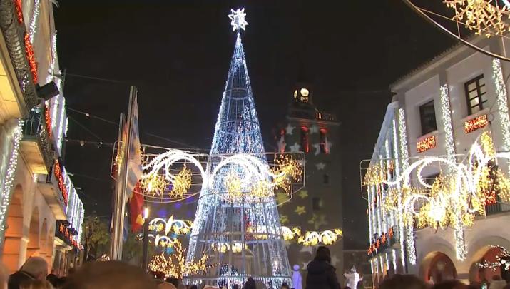 Plaza de España de Villanueva de la Serena tras el encendido de las luces de Navidad