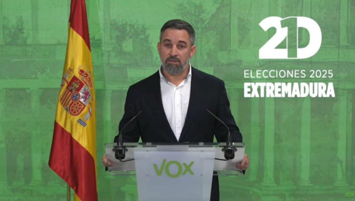 Santiago Abascal, líder de Vox, comparece durante la noche electoral en Extremadura