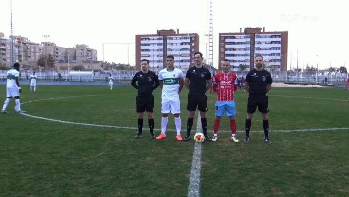 Los capitanes del Elche y del Coria posan con el trío arbitral antes del encuentro