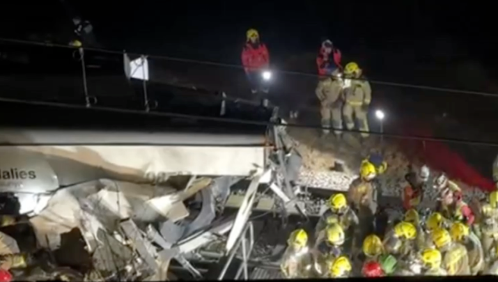 El maquinista del tren de Rodalies que esta noche ha chocado contra un muro de contención que ha caído a la vía entre Gelida y Sant Sadurní d'Anoia (Barcelona) ha fallecido