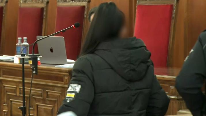 Juicio a una mujer acusada de matar a su pareja 