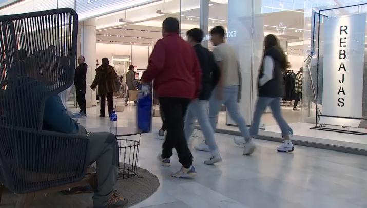 Extremeños en las tiendas durante las rebajas de enero de 2025
