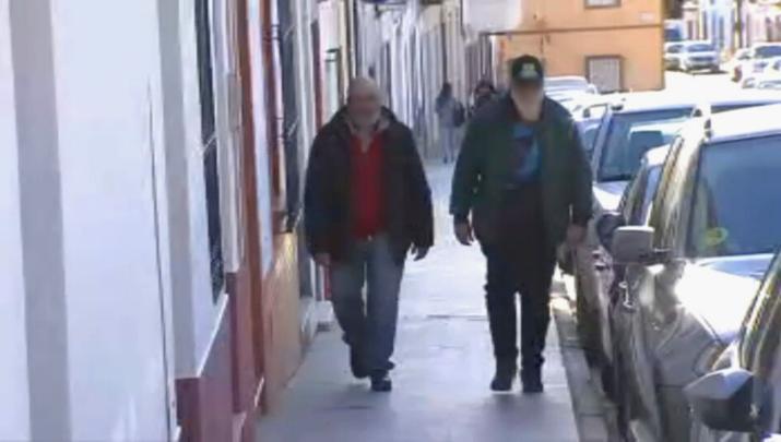 Los dos hermanos investigados por la desaparición de Francisca Cadena regresan a su domicilio tras un receso durante los registros efectuados este miércoles 11 de marzo