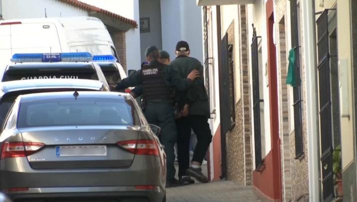 Momento en el que los detenidos son trasladados desde su vivienda a las dependencias de la Guardia Civil de Zafra